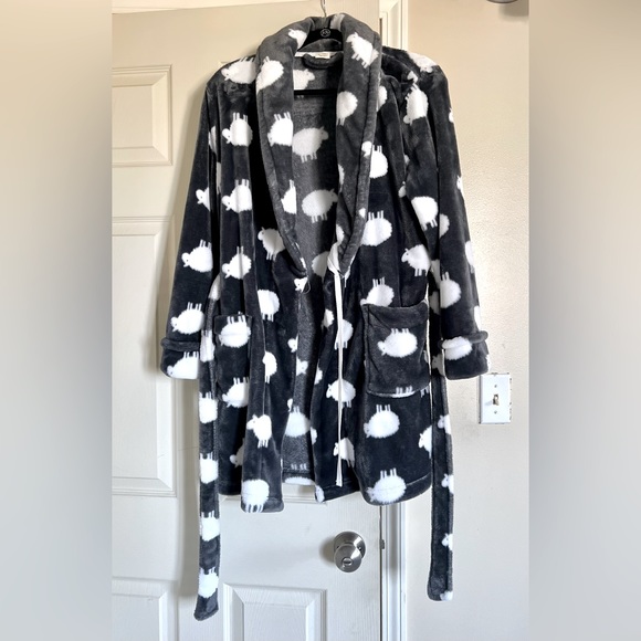 Sonoma soft & fluffy sheep robe. Grey and white, size small. - Picture 1 of 6